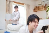 「家事しない男性」が元凶……？　働く女性の邪魔をする「ステルス負担」はなぜ生まれるのか
