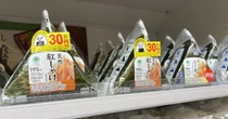 ファミマの「涙目おにぎり」が持つ、おトク以外の「買いたくなる理由」