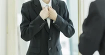 夏の就活、6割超の学生が「スーツ以外」希望　企業の方針は？