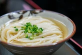 丸亀製麺とはなまるうどん、どこで差が付いたのか　振り向けば「資さん」も……三つ巴の乱戦に？