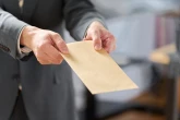 社会人の4割「転勤を受け入れる」　従う理由は？