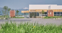 化粧品ブランド「SHIRO」なぜ人気？　北海道の“開かれた工場”に年間30万人