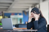 職場で「孤独」を感じる人が「7割」で過去最多　50代で高水準