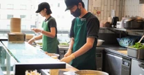 “自社タイミー”を独自開発→人手不足を劇的に解消 サラダ専門店が生み出した、すごいアプリの正体