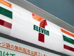 セブンはなぜ、「長いカウンター」を導入するのか　コンビニ御三家、高齢社会へのそれぞれの対応策