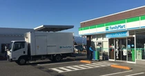 ファミマ、東北・新潟で商品配送を1日3便→2便に　消費期限210日の「冷凍おむすび」も拡大