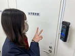 「ピースサインで勤怠打刻」　Joshinが全事業所に導入した顔認証が“従業員から絶賛”のワケ