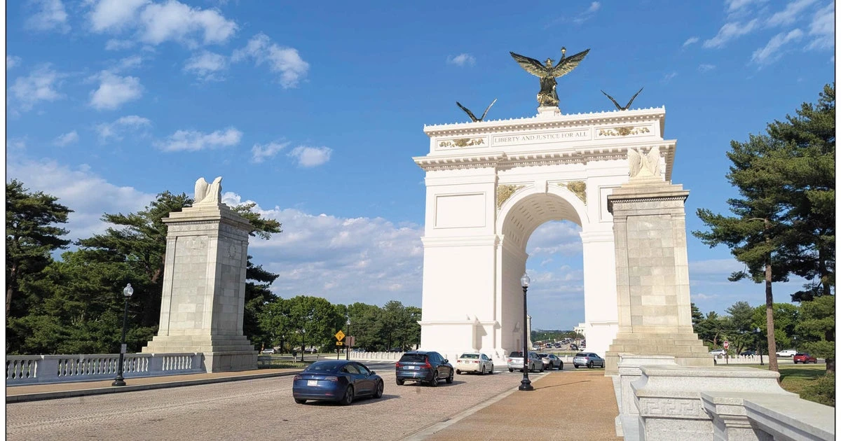 Trump's proposed arch needs structural revisions to earn final approval