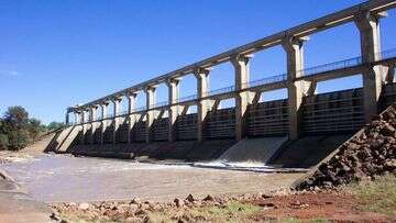 Search for man who failed to resurface in swollen outback Queensland dam