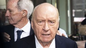 Alan Jones' barrister attacks 'bad' sex-abuse search warrants