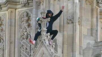 Man arrested after scaling London's Big Ben with Palestinian flag