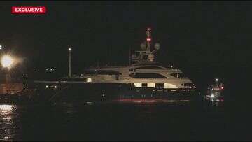 Clive Palmer's $40 million superyacht hits Gold Coast sandbank