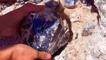 'Mesmerised': Crystal hunters discover 4kg gemstone in outback WA