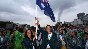 Aussies are here! Rain pours down on glorious green and gold