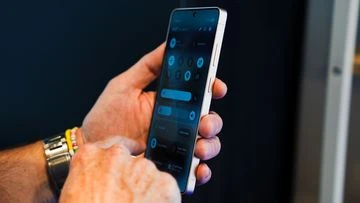 Samsung's new phone feature blocks prying eyes
