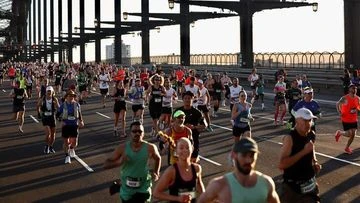 Sydney Marathon under way as 35,000 people run through harbour city