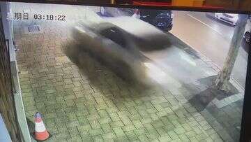 Taxi slams into restaurant moments after passenger assaults driver