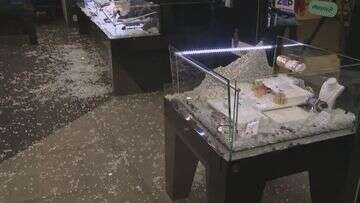 Jewellery shop staff chase thieves out with ring-sizing stick