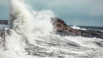 Parts of SA told to brace for damaging winds and high tides