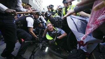 Massive police turnout sees over 50 arrested at Chicago protest