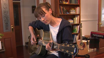 Musician reunited with late husband's guitar after a month of agony