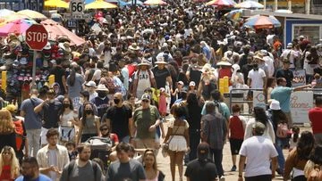 Mask-free crowds return as US celebrates Memorial Day