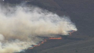 Residents told to stay informed as grass fire burns near Melbourne Airport