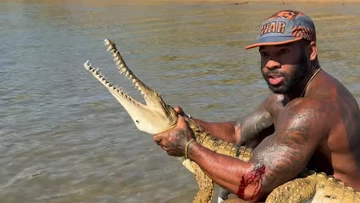 Popular US influencer facing fine for grabbing crocodile in Far North Queensland