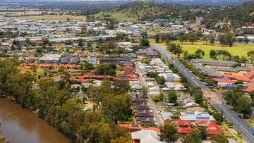 Police hunt gunman after man shot dead during fight in Wagga Wagga