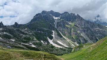 Avalanche kills three skiers in northern Italy