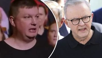 Sydney father stages a protest outside the prime minister's home