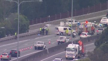 One dead, traffic chaos following multi-vehicle crash in Brisbane