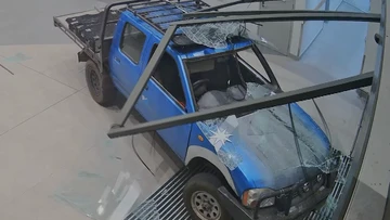 Thieves ram ute into shopping centre, steal ATM in wild CCTV footage