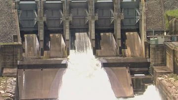 Three dead, one man missing, warning that NSW flooding may trigger dam spill