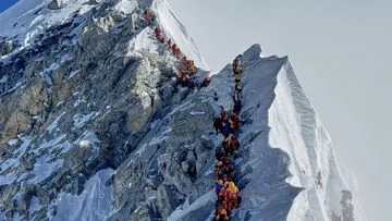 Everest sees record 274 climbers in single day, including Aussie milestone