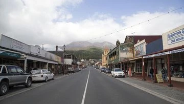 Town's final bank closing, leaving residents with 150km journey to nearest one