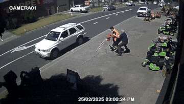 Worker wrestles with chainsaw thief during brazen robbery