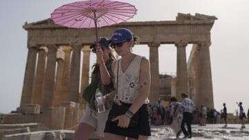 Heat forces Greek authorities to shut Acropolis for a second day