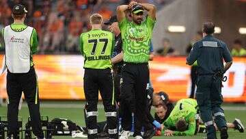 Scary scenes as Thunder star stretchered off after BBL teammates collide