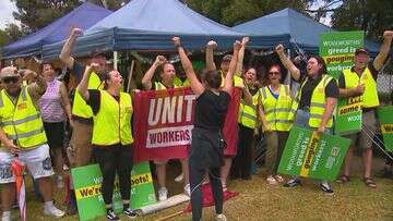 Woolworths reaches deal with union after long-running strike