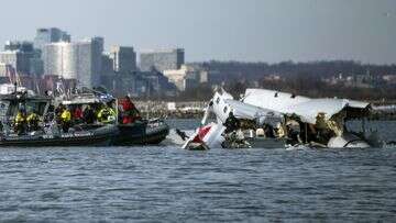 Recovery efforts for DC plane crash continue on the Potomac River