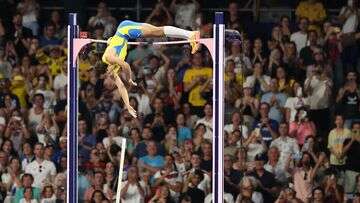 Magic 'Mondo' breaks world record in pole vault epic