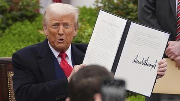 US economy shrinks 0.3% in first quarter as Trump trade wars disrupt business
