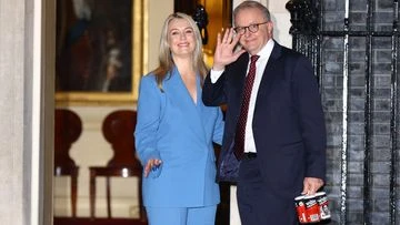 Albanese joins UK PM in far right warnings as he takes Aussie beers to No.10