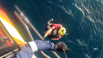 Moment rescue crew arrives 24 hours after divers disappeared