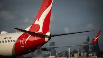 Qantas international flight carrying 400 passengers makes U-turn