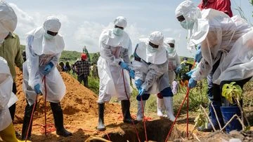 Suspected Ebola cases pass 900 as violence breaks out in Congo