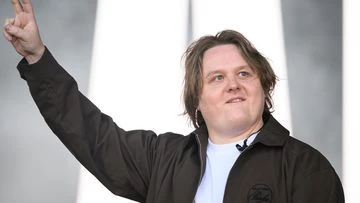 UK singer makes emotional return to iconic festival after health struggle