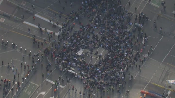Student protest against war in Gaza causes commuter chaos in Melbourne CBD