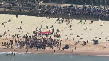 Pro-Israel and pro-Palestine groups come face-to-face on Bondi Beach